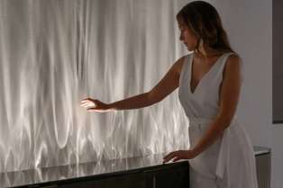 Kinetička lampa koja prenosi osećaj prelamanja svetlosti na vodi