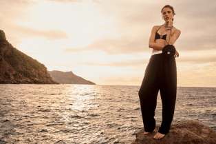 Margaret Kueli je zvezda nove kampanje Chanel Coco Beach 2022