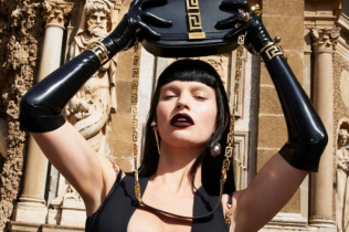 Glumica Lili Džejms otelotvoruje glamur u novoj Versace kampanji jesen/zima 2022