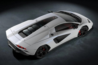 Vlasniku Lamborghini Countach modela od 2.65 miliona dolara odleteo stakleni poklopac motora tokom vožnje