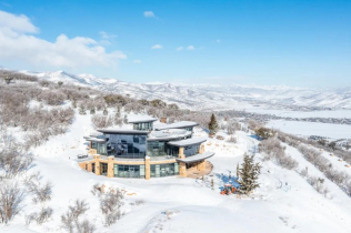 Moderno remek-delo na vrhu planine sa pogledom od milion dolara