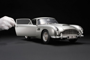 Automobilski luksuz u razmeri 1:8: Aston Martin DB5 Vantage model iz Amalgam Collection