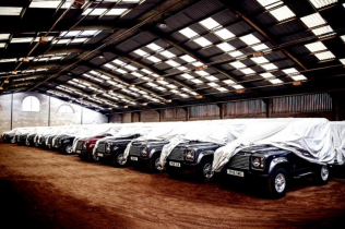 Neko je 2015. kupio 200 klasičnih Land Rover Defendera — sada ih prodaje za milione