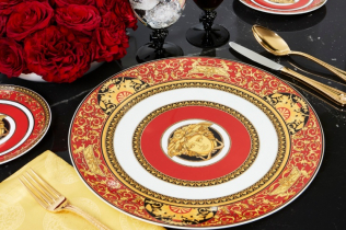 Ikonična strast: Rosenthal & Versace lansiraju novo moderno izdanje Medusa Red kolekcije