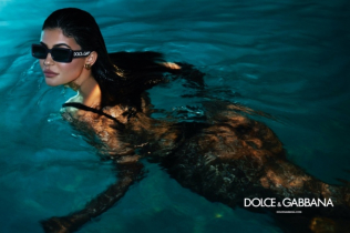 Kajli Džener pliva u bazenu u novoj Eyewear kampanji Dolce & Gabbana