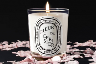 Diptyque slavi sezonu cvetanja trešnje novom svećom - Fleur de Cerisier