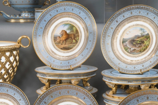 Set posuđa od porcelana koji je koristila kraljica Elizabeta II odlazi na aukciju