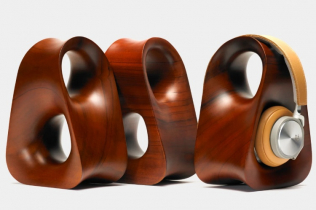 Drveni držač za slušalice kao veličanstven deo skulpturalne umetnosti