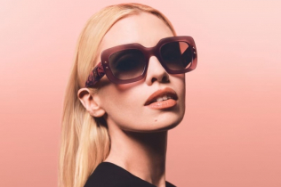 Stela Maksvel je zaštitno lice nove Carolina Herrera Eyewear kampanje