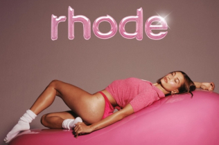 Pretty in Pink: Hejli Biber zablistala u novoj Rhode kampanji