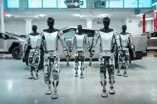 Teslin humanoidni robot sada može da radi i jogu