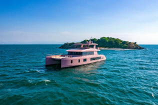 Roze raskoš na talasima: tajanstvena preduzetnica kupila superjahtu u Barbi roze boji