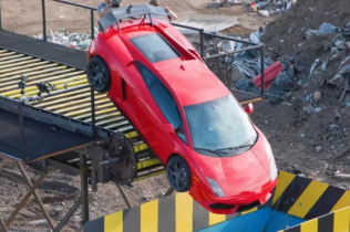 Bisere pred svinje: MrBeast uništava Lamborghini modele tenkovima i velikim seckalicama