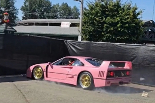 Roze Ferrari F40 se zabio u ogradu i na svu sreću izbegao veće oštećenje