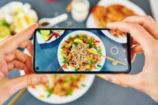 Restoran koji ne želi Instagram “priče” poklanja besplatno vino onima koji ne koriste mobilne telefone