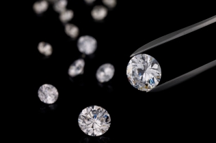 Sjajna istina: razbijamo uobičajene mitove o dijamantima uzgojenim u laboratoriji