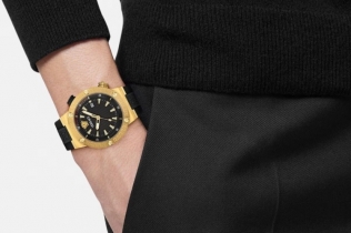 Versace predstavlja luksuz i sport za proleće 2024 u novoj kampanji za satove
