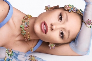 Arijana Grande blista u prolećnoj kampanji kuće Swarovski za 2025: Raskoš kristala i pop glamur u savršenom skladu