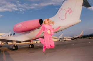 Paris Hilton dobila sopstveni Barbie avion sa bioskopom, divanima i čašama u obliku srca