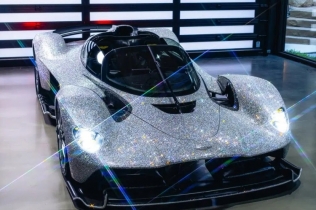 Aston Martin Valkyrie Spider u kristalnom ruhu: Hiperautomobil od 3 miliona dolara pretvoren u pokretnu prizmu