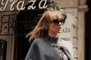 Suki Voterhaus u glavnoj ulozi Michael Kors jesenje kampanje 2025 u Rimu