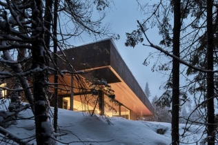 Owl’s Shield House: Arhitektonsko utočište u srcu kanadske divljine