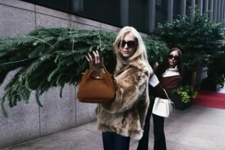 Aleks Konsani osvaja u Tory Burch Holiday 2025 kampanji: Sjaj gradskih prazničnih noći