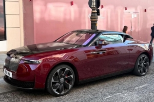 Milijarder nepoznatog identiteta parkirao najskuplji Rolls-Royce na svetu na ulici i otišao u kupovinu