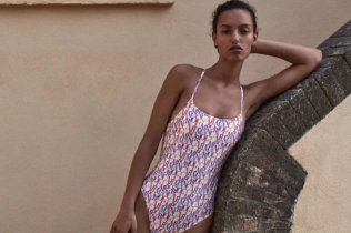 Armani Beachwear 2025 — Kad moda, sunce i glamur igraju istu igru