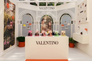 Valentino Beauty se vraća u Marbelju: Letnja parfemska oaza u znaku "Born in Roma" mirisa