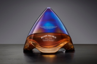 Sotheby’s predstavlja Bowmore ARC-54 ‘Iridos Edition’: umetnički dekanter sa dušom Aston Martina i viskijem starim 54 godine