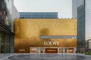 Zlatni hram luksuza: Novi Loewe butik zasijao u srcu Šangaja