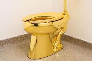 Mauricio Katelan i „America“: zlatna WC šolja od 6 miliona dolara ponovo na aukciji