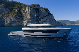 Stakleni talasi i morski snovi: Columbus Yachts predstavlja čudo po imenu Big Naan