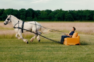 Hermès ponovo šokira: konj, sofa i nula AI – reklama o kojoj bruji ceo internet