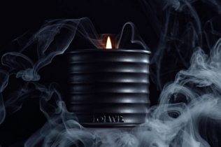 LOEWE predstavlja Palo Santo mirisnu sveću: luksuzni ritual sezone