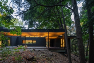 Kuća iz snova na ivici šume: Orangeink Design iz Toronta osvaja Architizer A+ nagradu za „Ravine House“