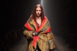 Versace jesen–zima 2025: Kada moda postaje snaga i identitet
