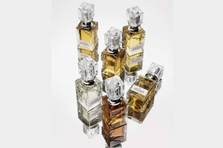 Maison Margiela lansira parfemski „Scentsorium”: šest emocija zatvorenih u bočice koje mirišu na sećanja, haos i tišinu