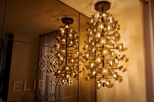 ELIE SAAB Maison 2026: milanska noć pretvorena u luksuzni životni prostor