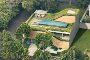 Kuća koja briše granice između enterijera i prirode: Split Mass Residence donosi bazen na krovu i sopstvenu oazu usred Indonezije