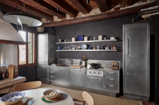 Abimis Ego u Veneciji: Nerđajući čelik kao savremeni izraz dizajnerske kulture