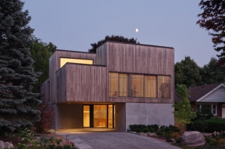 House of Monitors: Arhitektura svetlosti i materijala