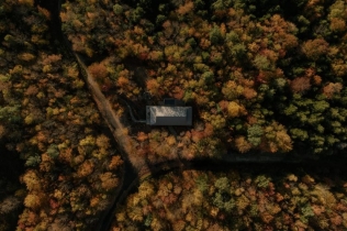 Perchée: Kuća koja lebdi iznad šume i redefiniše održivu arhitekturu u Kanadi