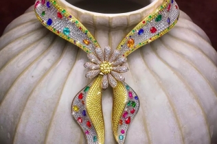 Jacob & Co. i G DRAGON donose 209-karatnu “Bandana Royale” – ogrlicu koja sija kao scena Koreje