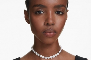 Kristalna raskoš oko vrata: Swarovski čoker ogrlice u krupnom planu