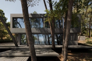 Pine House: kuća u bugarskoj šumi koja pokazuje kako luksuz može živeti u potpunom skladu sa prirodom