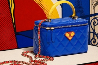Chanel izaziva buru novom torbom inspirisanom Supermenom: Da li bi Koko Šanel odobrila ovaj zaokret?