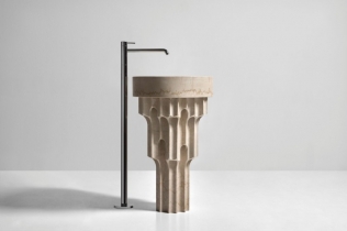 Lavabo koji izgleda kao skulptura iz muzeja savremene umetnosti