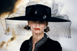 Više od 2,5 miliona za garderobu jedne žene! Rekordna aukcija Chanel u Parizu